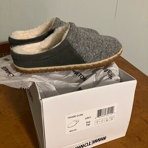 Minnetonka women’s Tahoe Scuff Slipper Gray Size 7